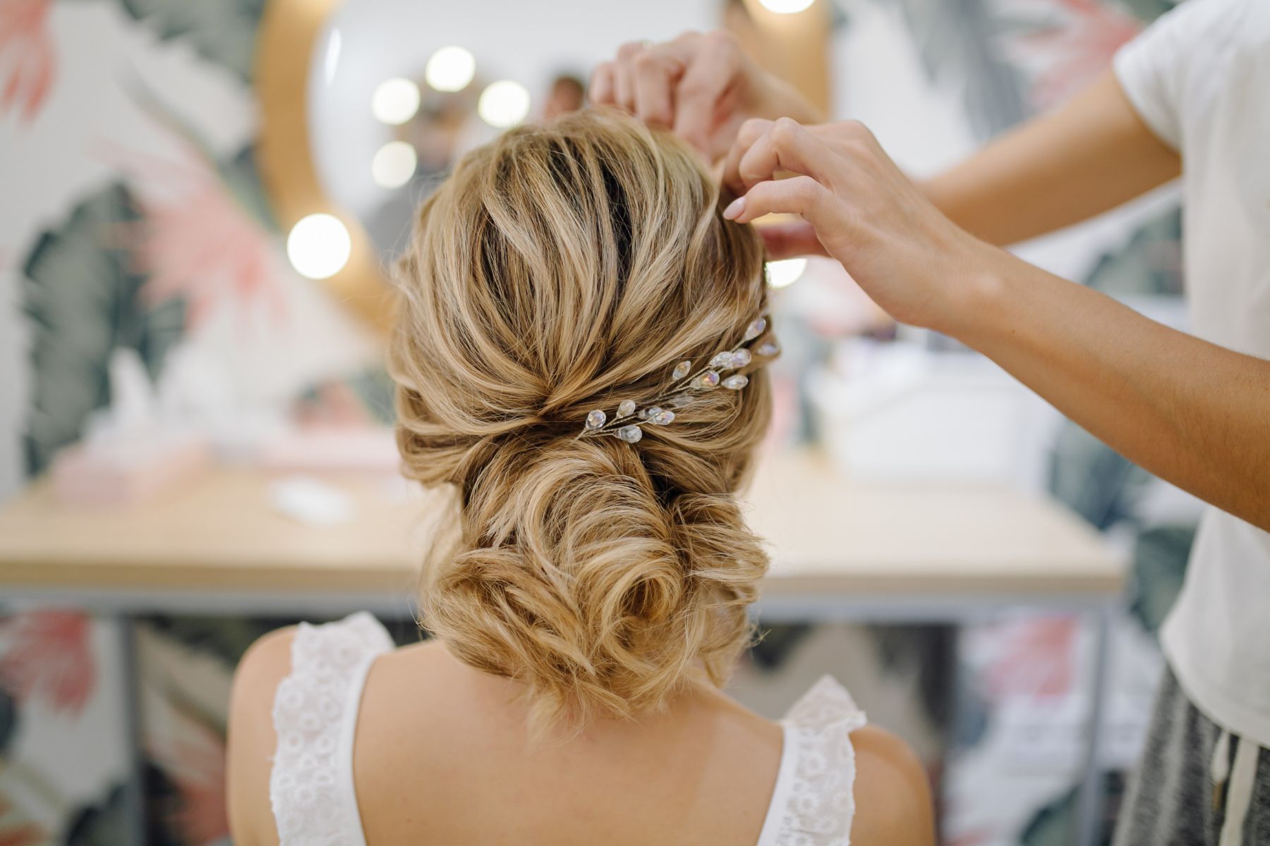 Festliche Frisur modern gesteckt blond Friseur Krems – Belissima
