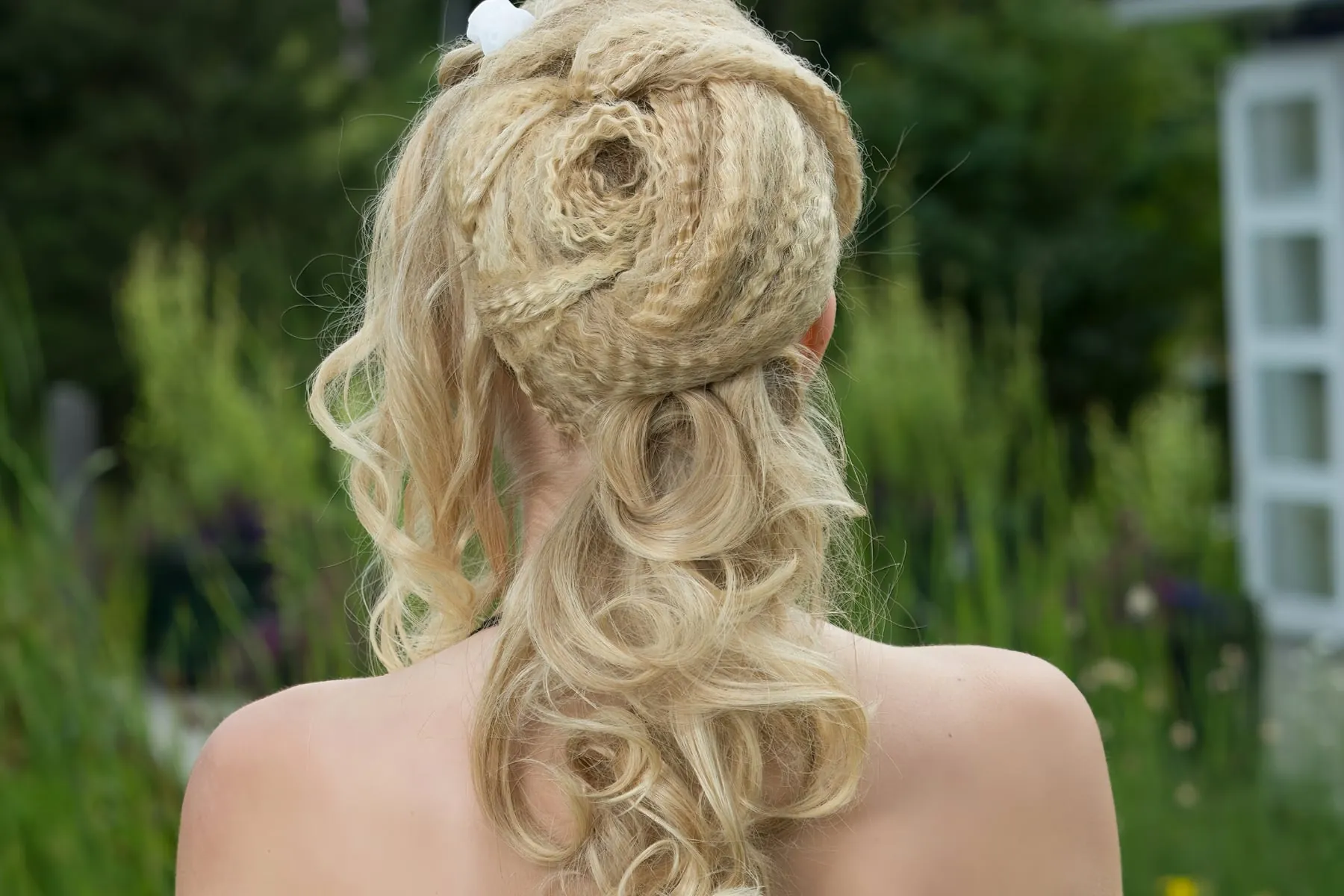 Halb hochgesteckte Frisur beim Friseur Krems – Belissima