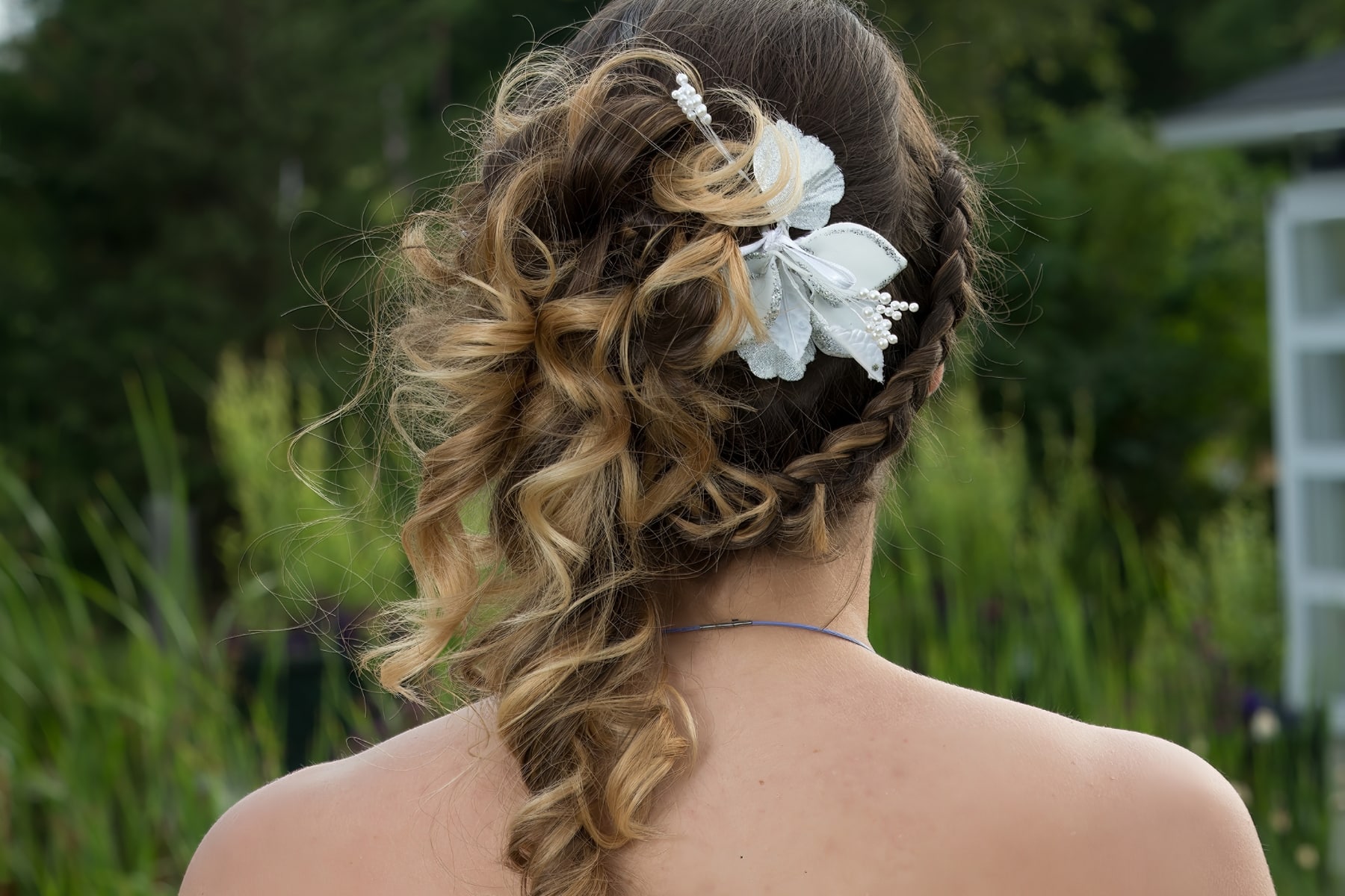 Sommerfrisur mit Korkenzieherlocken Friseur Krems – Belissima