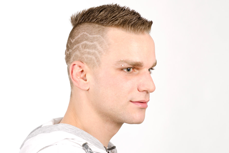 Herrenfrisur Undercut mit Muster beim Friseur Krems – Belissima