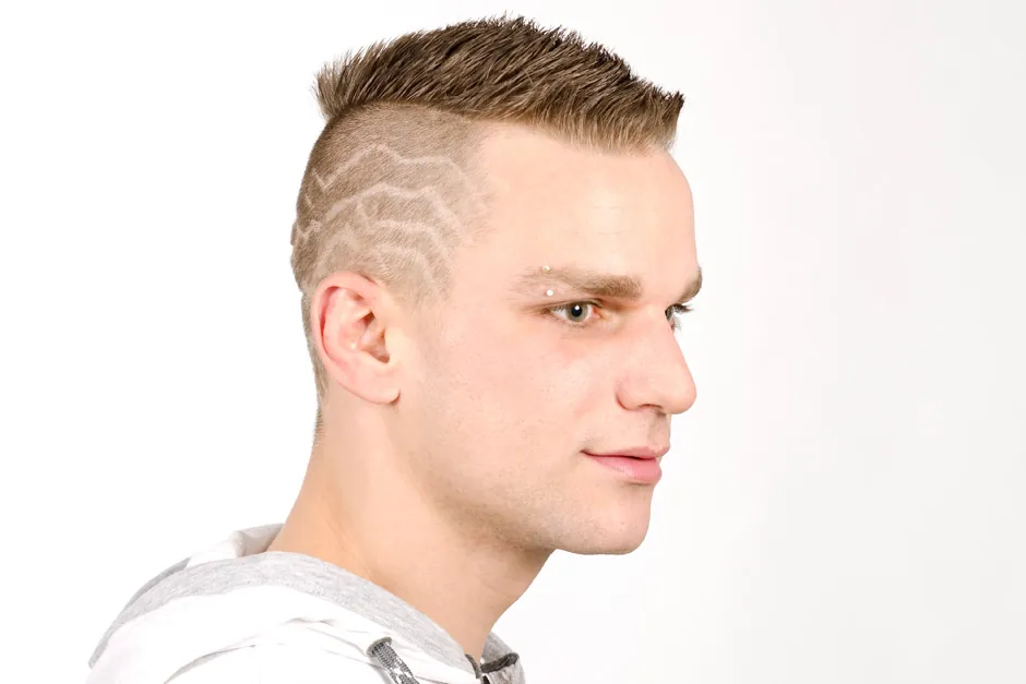 Herrenfrisur Undercut mit Muster beim Friseur Krems – Belissima