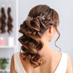 Romantische festliche Frisur mit Locken, geflochtenen Strähnen und Strass-Haarschmuck.