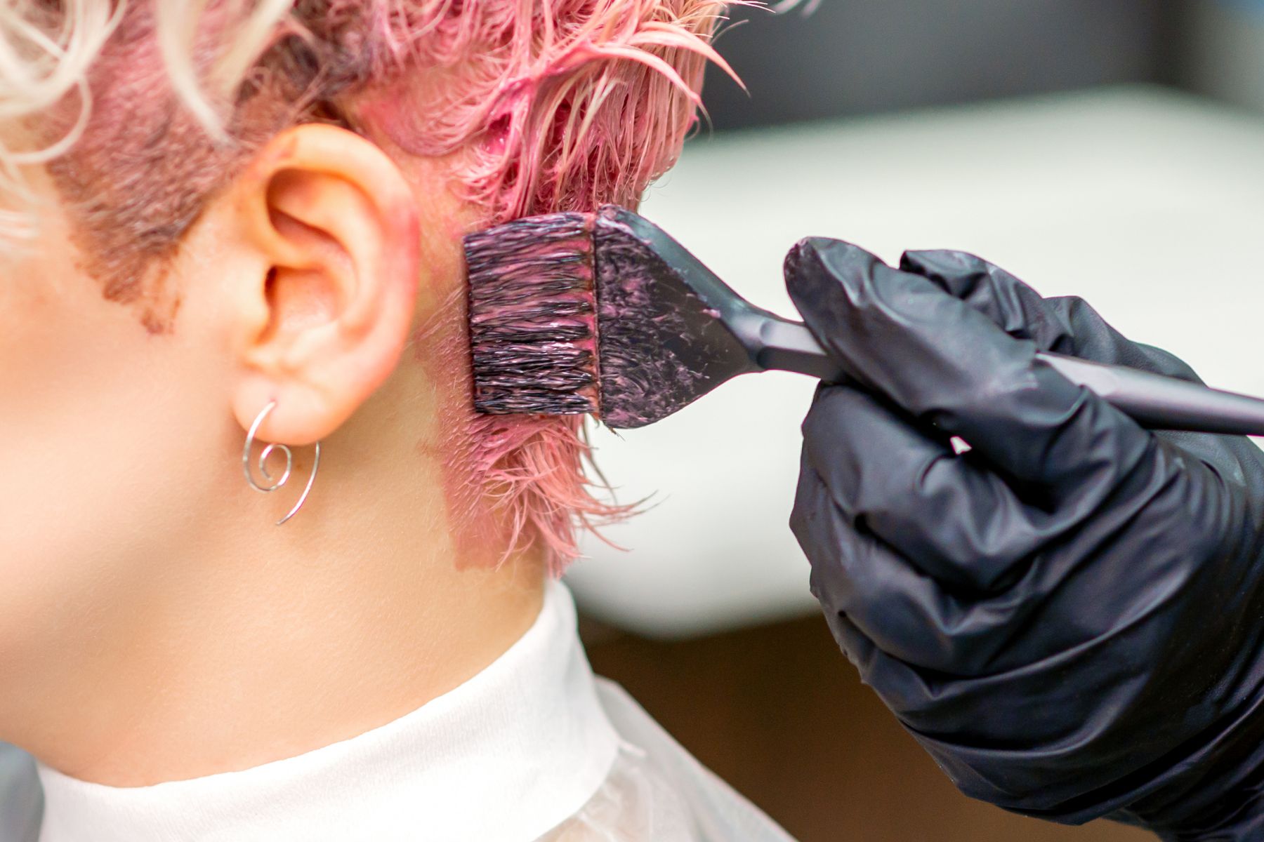 Ansatz färben mit Pinsel und Farbe, professionelle Färbung beim Friseur Krems.