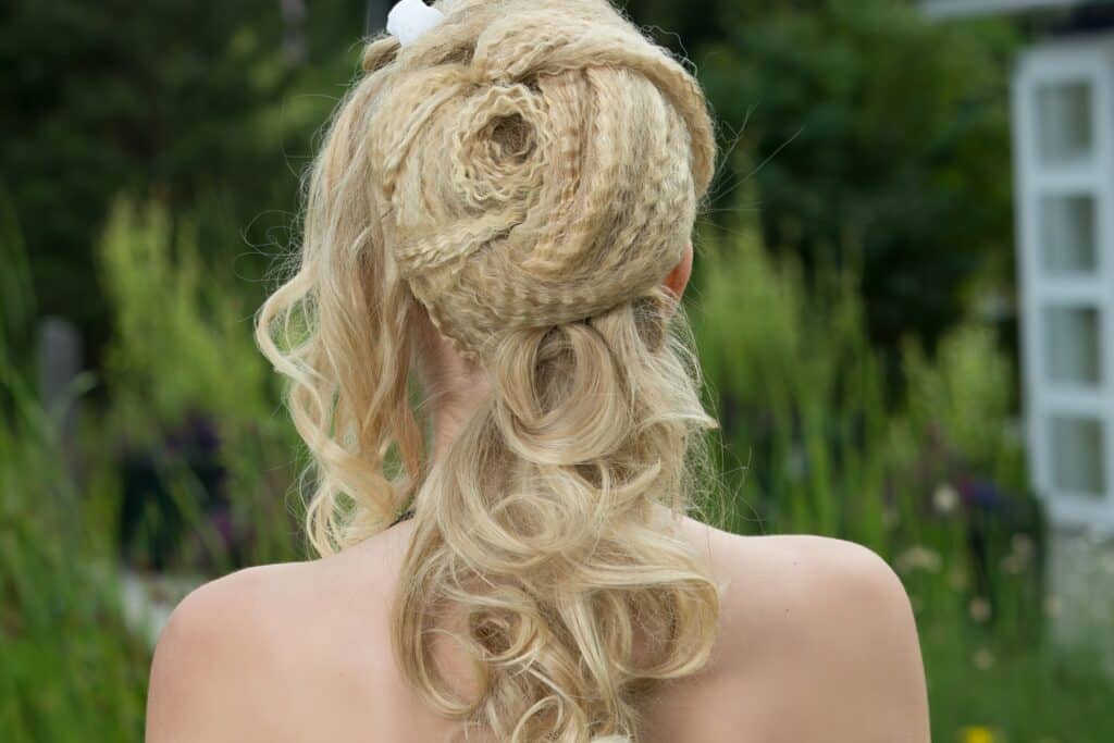 Festliche halb-hochgesteckte Frisur