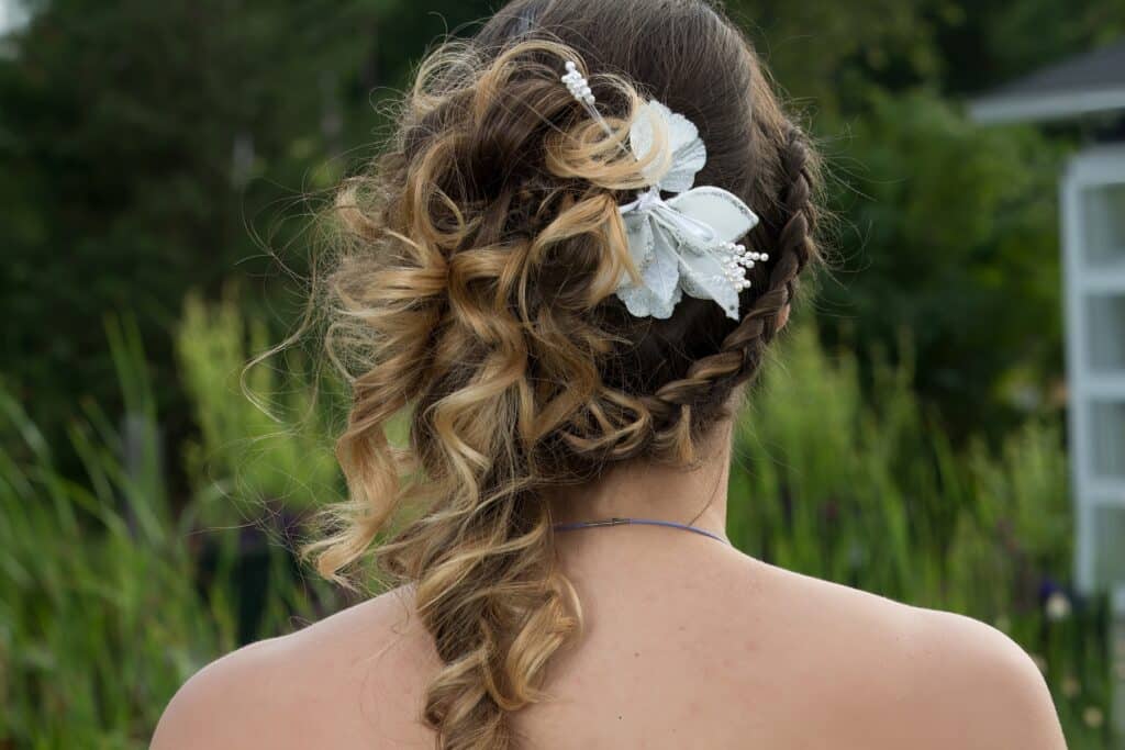 Sommerfrisur mit Korkenzieherlocken