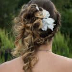 Sommerfrisur mit Korkenzieherlocken