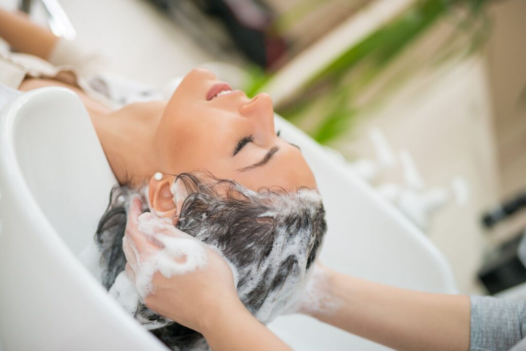 Entspannung und Haarpflege an der Waschanlage, Wellness-Moment im Friseursalon Krems.