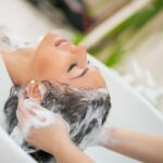 Entspannung und Haarpflege an der Waschanlage, Wellness-Moment im Friseursalon Krems.