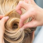 Elegante Hochsteckfrisur mit voluminösem, geflochtenem Kranz im Nacken.