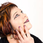 Modischer Kurzhaarschnitt mit roten und orangen Strähnen, kreative Haarschnitte Krems.