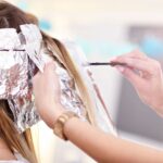Anwendung von Folien zur Strähnchen- oder Balayage-Färbetechnik in Krems.