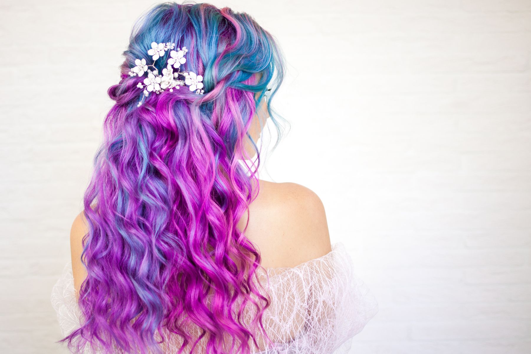 Auffällige, mehrfarbige Trend-Coloration in Blau, Lila und Pink, gestylt in Krems.