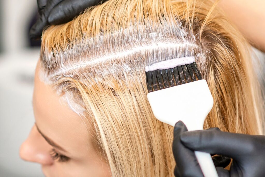 Sehr lange, gesunde platinblonde Haare, Experten für Haarverlängerungen in Krems.