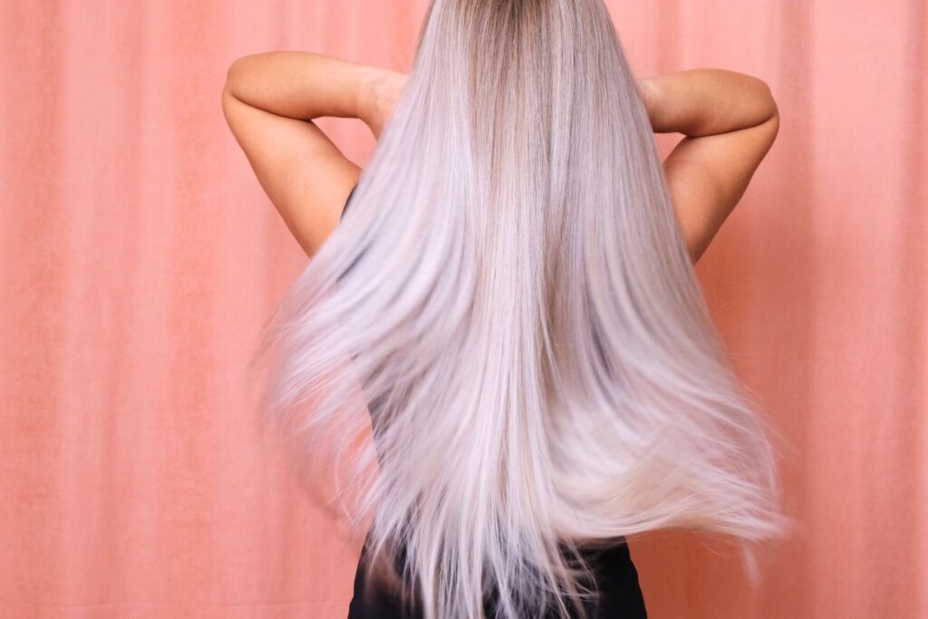Sehr lange, gesunde Platinblond-Haare (Extensions), Haarverlängerungen in Krems.