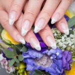 Elegante French-Nägel mit Glitzer-Spitze und Mandelform, Nageldesign in Krems.