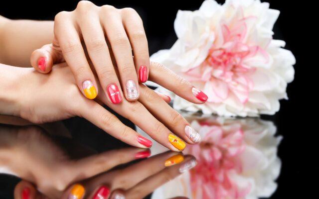 Kreatives Nageldesign mit bunten Mustern, Gel-Nägel und Nail-Art in Krems.